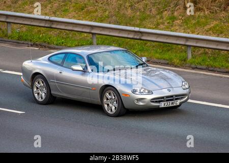 1999 90s n90 argento Jaguar XK8 Coupé Auto; traffico veicolare, trasporto, veicoli classici vintage, berline, Veicolo britannico sulle strade del Regno Unito, motori, automobili sull'autostrada M6 Foto Stock