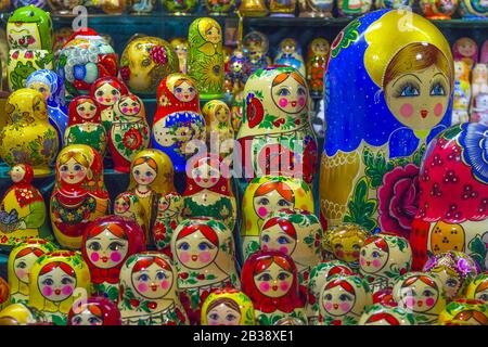 MOSCA, RUSSIA - Piazza Rossa Dicembre 2017: Tradizionale russo nazionale souvenir bambola-matryoshka un sacco di Matryoshka presso il negozio di souvenir mercato Foto Stock