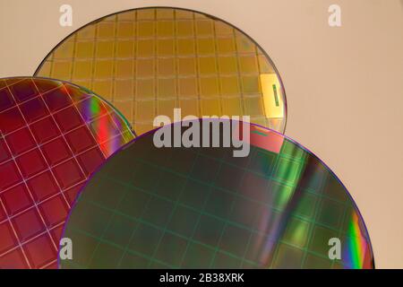 Wafer di silicio e microcircuiti - UN wafer è una sottile fetta di materiale semiconduttore, quale un silicio cristallino, utilizzata nell'elettronica per il Foto Stock