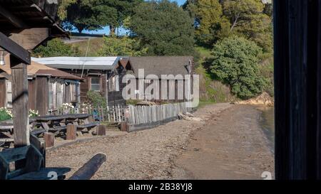 San Rafael, Ca, 8 Febbraio 2020. Vecchie cabine in legno abbandonate al China Camp state Park, USA, villaggio e museo sulla pesca storica dei gamberetti Foto Stock