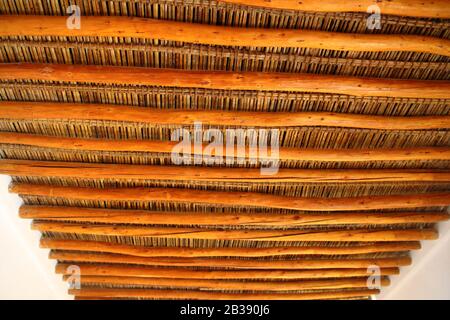 Soffitto in legno con paglia intrecciata Foto Stock