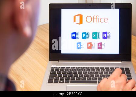 Office 365 viene utilizzato da un uomo sul laptop. Il cliente Microsoft ha utilizzato software per computer. Il nuovo prodotto viene testato dallo specialista IT. San Francisco, Febbraio Foto Stock