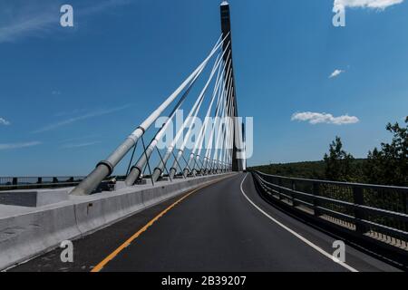 Guardando la strada che passa sopra il Penobscot Narrows Bridge e l'osservatorio nel Maine. Foto Stock