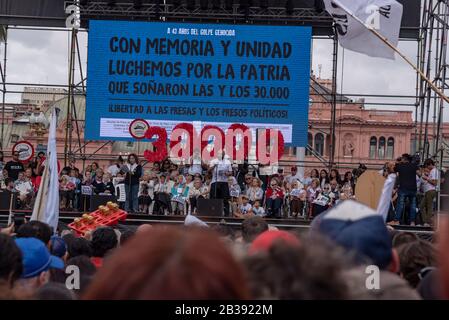 Manifestazione popolare per 43 anni del putsch durante la Giornata Nazionale della memoria, della verità e della Giustizia che ricordano quei 30000 desapparsi in Argentina Foto Stock