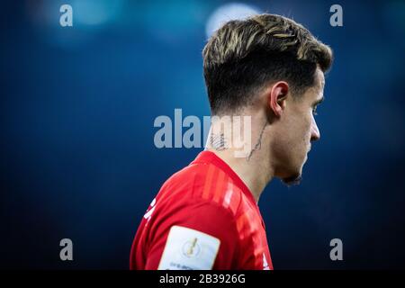 Gelsenkirchen, Germania, Veltins-Arena, 3.03.2020: Tatuaggi di Philippe Coutinho di Muenchen durante la partita di coppa DFB Pokal FC Schalke 04 vs FC Bayern Foto Stock