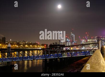 Battersea Pier ponte e nove elms in lontananza di notte. Foto Stock