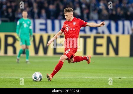 Gelsenkirchen, Germania, Veltins-Arena, 3.03.2020: Joshua Kimmich di Muenchen calcia la palla durante la partita di coppa DFB Pokal FC Schalke 04 vs FC Bayern Foto Stock