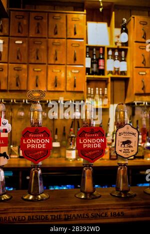 Pub inglese sul Pultney Bridge di Bath. Foto Stock