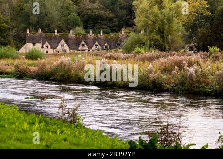 Arlington Row a Bibury, Inghilterra, nei Cotswolds, oltre il fiume Coln. Foto Stock