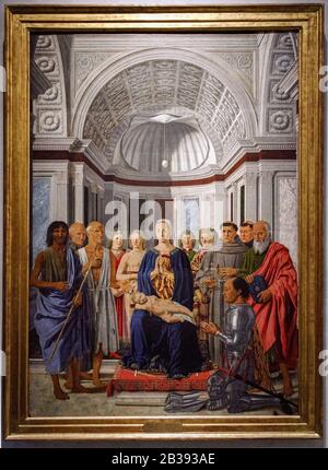 Italia Lombardia Milano Pinacoteca Di Brera - Piero Della Francesca - Madonna Col Bambino, Angeli, San Giovanni Battista, San Bernardino, San Girolamo , San Francesco , San Francesco, San Pietro Martire , San Giovanni Evangelis, Federico Da Montefeltro Foto Stock