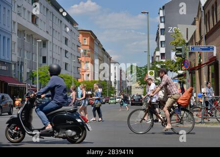 Verkehr, Zossener Strasse, Kreuzberg di Berlino, Deutschland Foto Stock