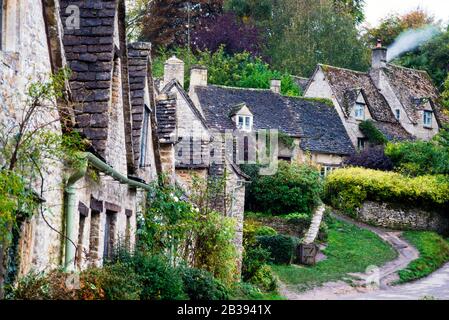 Arlington Row a Bibury è raffigurato sulla copertina interna di tutti i passaporti britannici, Cotswolds, Inghilterra. Foto Stock