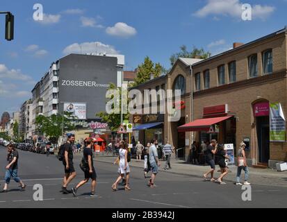 Passanten, Zossener Strasse, Kreuzberg di Berlino, Deutschland Foto Stock