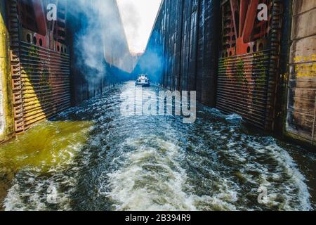 Porte sul fiume Dnieper nella città di Zaporozhye. Blocco Foto Stock