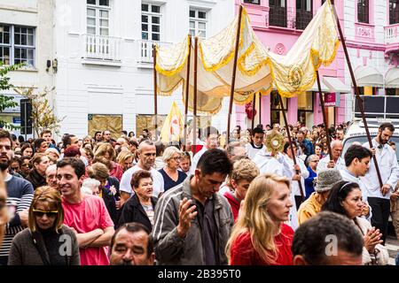 Folla che partecipa alla Processione del Corpus Domini. Florianopolis, Santa Catarina, Brasile. Foto Stock