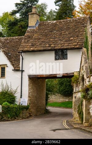 Attraversa il villaggio Cotswolds di Castle Combe, Inghilterra. Foto Stock