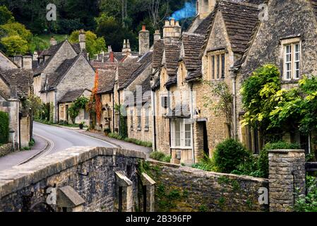 Il villaggio medievale di Castle Combe, Inghilterra, nelle Cotswolds. Foto Stock