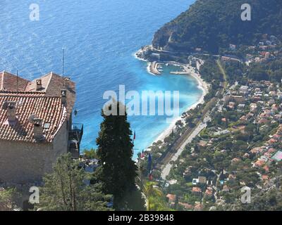 Vista panoramica che si affaccia sulla cittadina di Eze sur Mer e sui mari blu del Mediterraneo nella Riviera Francese. Foto Stock