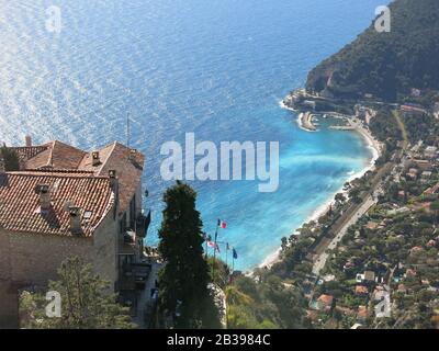 Vista panoramica che si affaccia sulla cittadina di Eze sur Mer e sui mari blu del Mediterraneo nella Riviera Francese. Foto Stock