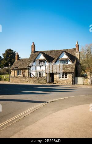 Un bel vecchio cottage indipendente in pietra a Lacock Wiltshire Inghilterra UK, un villaggio popolare con i produttori di film in tutto il mondo Foto Stock