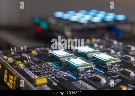 Processo di controllo di diversi display oled di colore bianco sulla stazione di test. Consente di visualizzare in primo piano la luminosità del colore bianco. Foto Stock