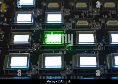 Il processo di controllo di diversi display oled sulla stazione di test. Consente di visualizzare in primo piano la luminosità del colore verde e bianco. Foto Stock