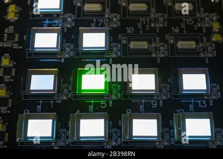 Il processo di controllo di diversi display oled sulla stazione di test. Consente di visualizzare in primo piano la luminosità del colore verde e bianco. Foto Stock