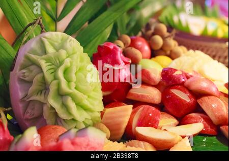 Frutta Tropicale Tradizionale Tailandese Tradizionale Intagliata Biologica Fresca E Sana. Cucina alimentare pulita per il concetto di salute con nutrizione naturale, vitamine, minera Foto Stock
