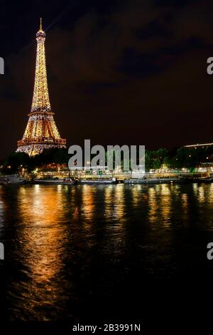 Parigi, Francia. 10 aprile 2017: Vista panoramica della Torre Eiffel illuminata e del fiume Foto Stock