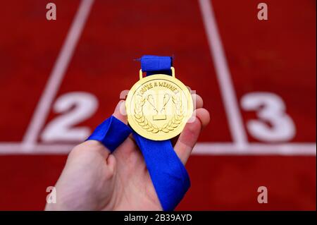 Sport Motivation foto, medaglia d'oro con trofeo e Tittle. Sei Un Vincitore Foto Stock