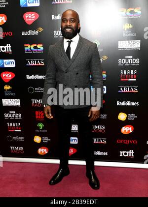 Melvin Odoom partecipa ai premi Audio e radio Industry che si sono tenuti al London Palladium di Londra. Foto Stock