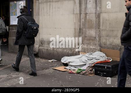 Londra, Regno Unito - 13 Febbraio, 2020 , Casa Senza Tetto Al Leicester Square Subway. La gente passa da Foto Stock