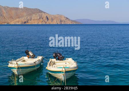 Barche da pesca tradizionali nel Mar egeo, Grecia. Foto Stock