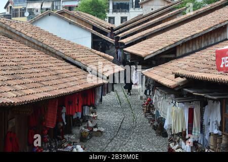 Kruje, ALBANIA - 21 MAGGIO 2017: Tradizionale mercato ottomano a Kruja, card Foto Stock