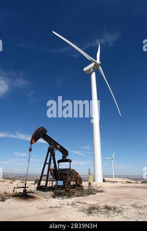 Pecos County, Texas 18 febbraio 2004: Un pickone di petrolio si trova vicino a una moderna turbina eolica presso la Desert Sky Wind Farm, un totale di torri da 107 1.5 megawatt sparse su una mesa di 15 miglia quadrate nel Texas occidentale vicino ad Iraan. Rotore di diametro 231 piedi a 20 giri al minuto, altezza di 213 piedi e pesa 85 tonnellate ciascuno. ©Bob Daemmrich Foto Stock