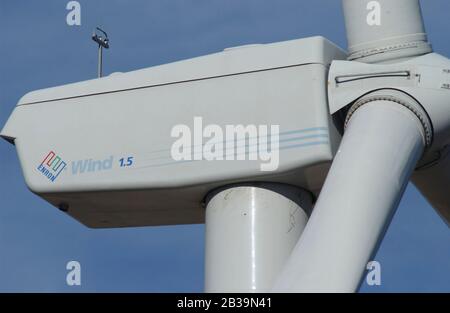 Pecos County, TX 18 febbraio 2004: Primo piano della navicella di una turbina eolica presso la Desert Sky Wind Farm, un totale di torri da 107 1.5 megawatt sparse su una mesa di 15 miglia quadrate nel Texas occidentale vicino ad Iraan. Rotore di diametro 231 piedi a 20 giri al minuto, altezza di 213 piedi e pesa 85 tonnellate ciascuno. Logo Enron. ©Bob Daemmrich Foto Stock