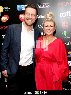 Chris Ramsey e Rosie Ramsey partecipano ai Premi Audio e radio Industry che si sono tenuti al London Palladium di Londra. Foto Stock