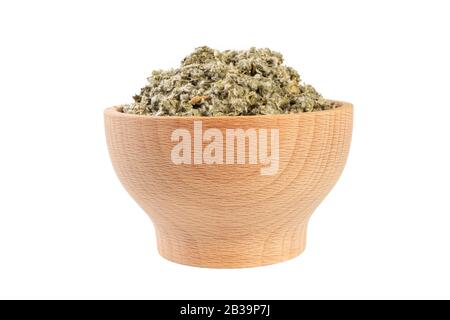 Foglie di carciofo essiccate o in latino Cynarae folium in ciotola di legno isolato su sfondo bianco. Erbe curative medicinali. Erboristeria. Alternativa m Foto Stock