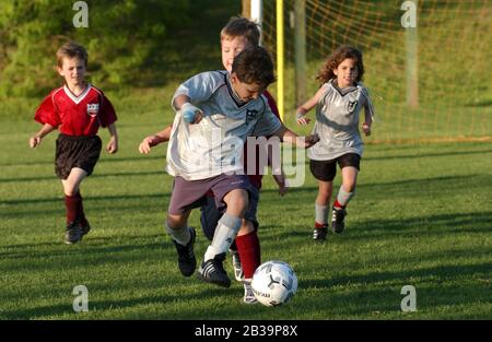 Austin Texas USA, aprile 2004: Lega di calcio per bambini per ragazzi e ragazze di 7 e 8 anni. ©Bob Daemmrich Foto Stock