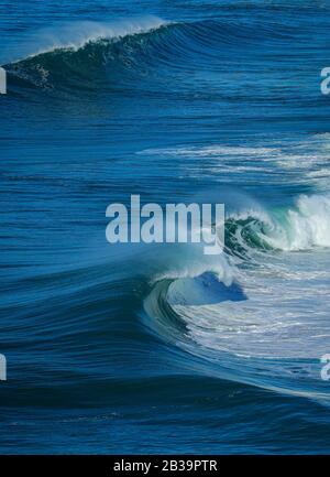 Surf Spot con Big beautful perfetto onde surf barreling nell'Oceano Atlantico. Foto Stock