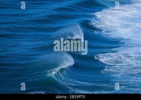 Perfetta onda che si infrangono perfettamente a Nazare Portogallo Foto Stock