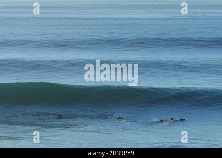 Surf Spot con Big beautful perfetto onde surf barreling nell'Oceano Atlantico. Foto Stock