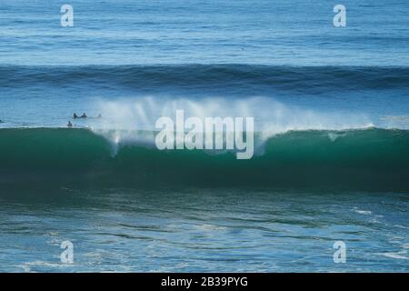 Surf Spot con Big beautful perfetto onde surf barreling nell'Oceano Atlantico. Foto Stock