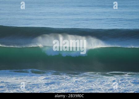 Surf Spot con Big beautful perfetto onde surf barreling nell'Oceano Atlantico. Foto Stock