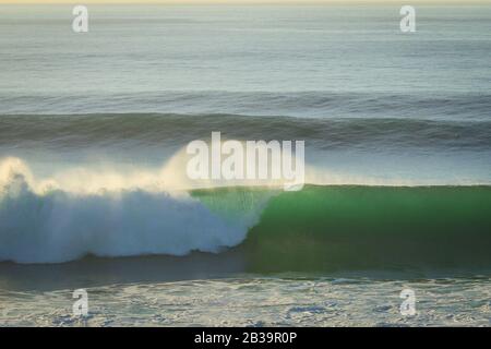 Surf Spot con Big beautful perfetto onde surf barreling nell'Oceano Atlantico. Foto Stock