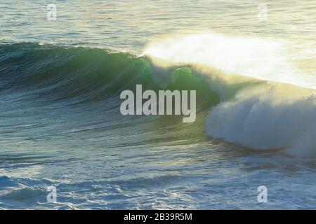 Surf Spot con Big beautful perfetto onde surf barreling nell'Oceano Atlantico. Foto Stock