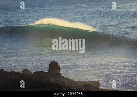 Surf Spot con Big beautful perfetto onde surf barreling nell'Oceano Atlantico. Foto Stock