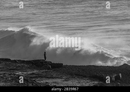 Grande onda dell'oceano. Onda forte Foto Stock