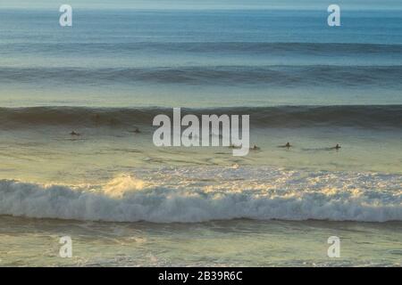 Surf Spot con Big beautful perfetto onde surf barreling nell'Oceano Atlantico. Foto Stock