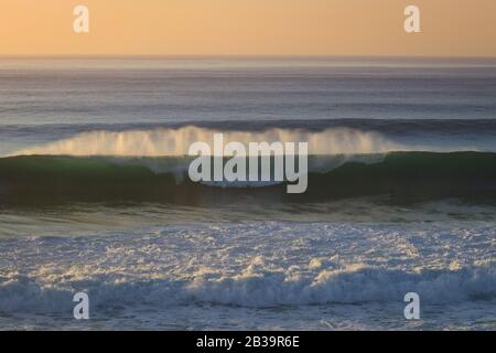 Surf Spot con Big beautful perfetto onde surf barreling nell'Oceano Atlantico. Foto Stock